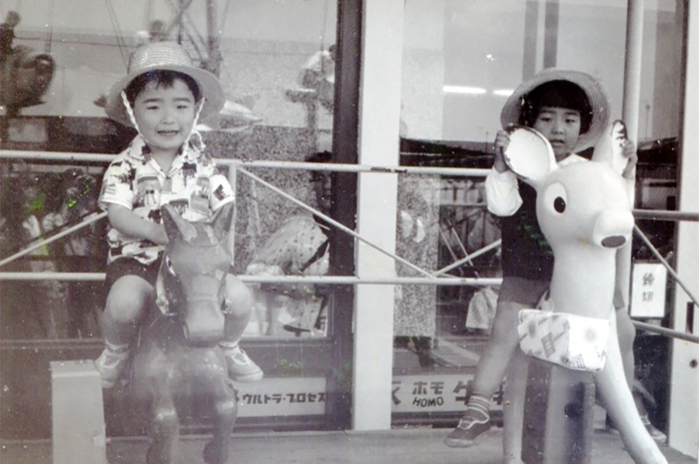 昭和40年頃 津松菱の屋上遊園地での一枚。左が前葉市長。まさかのアロハスタイル。これだけアロハを着こなせる子供は今も少ない...