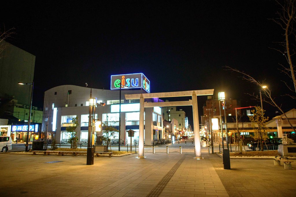 夜のJR伊勢市駅前。うちから徒歩１０分ほど。