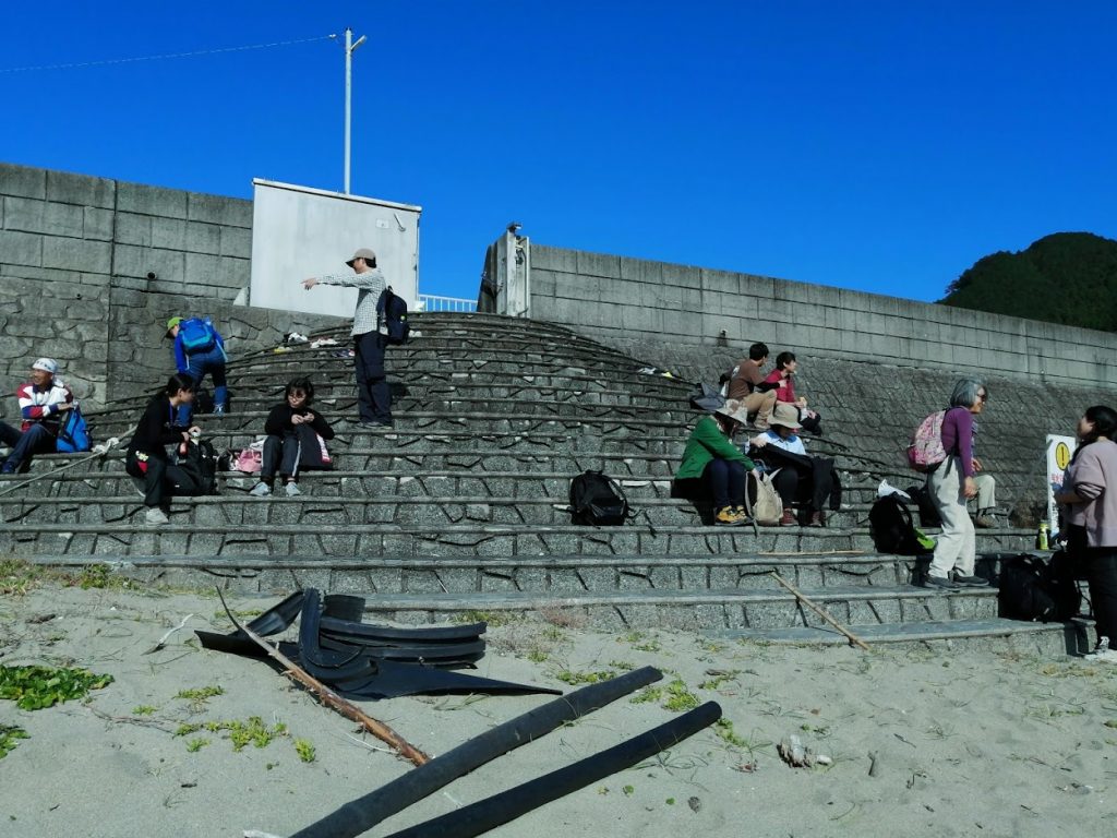 実は木本高校ラグビー部もこのビーチで練習していたため、海とラグビーを見ながらの昼食。