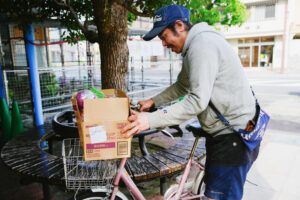 買い物帰りの店主