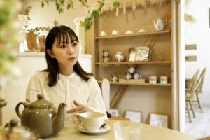 インタビュー中の美香さん