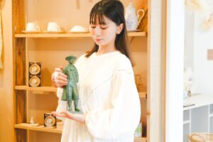 光太夫の像を手身持つ美香さん